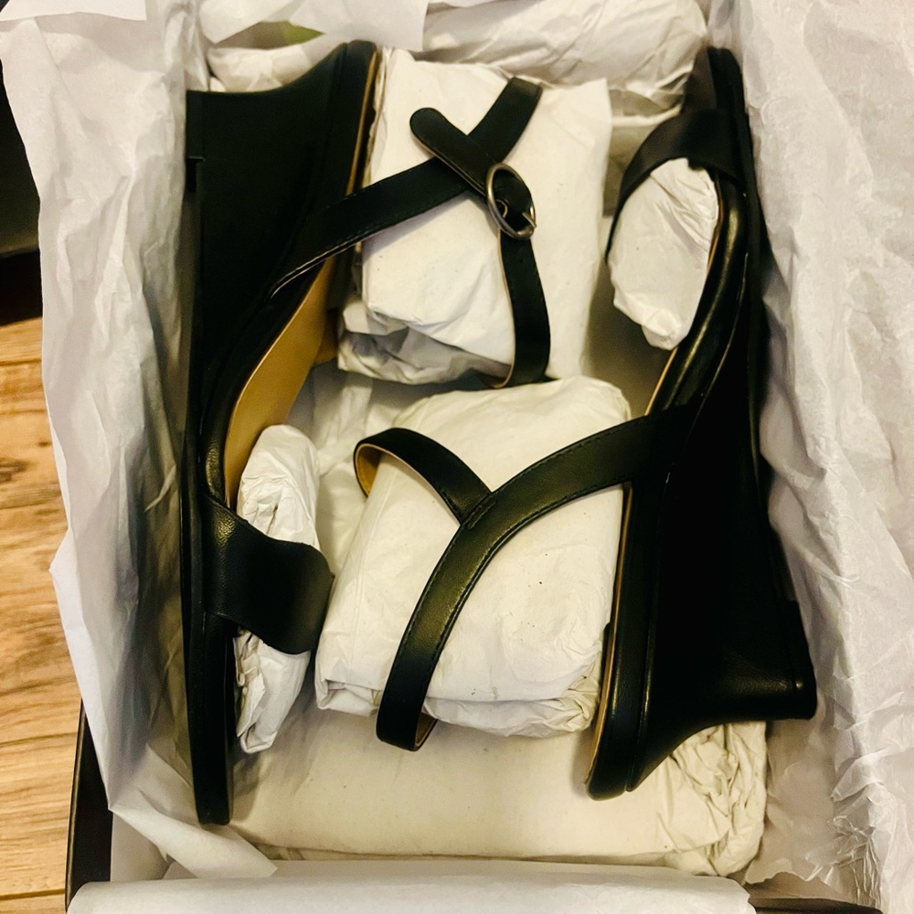 Naturalizers-Black Strappy Sandals